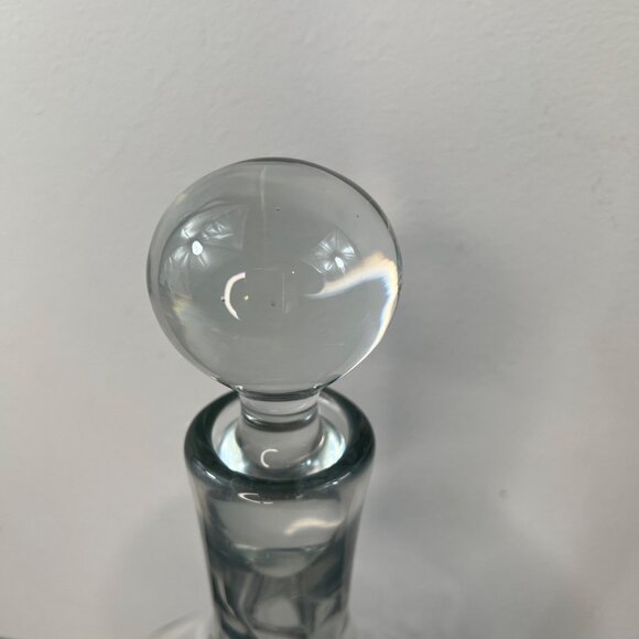 Clear Glass Red Wine Doughnut Hole Decanter With Beautiful Round Stopper EUC - Picture 2 of 12